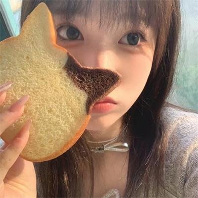 女士遛狗请牵绳